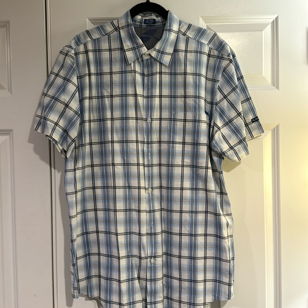 Men’s button up, short sleeved Kirra shirt. Blue, navy and white plaid. Size XL